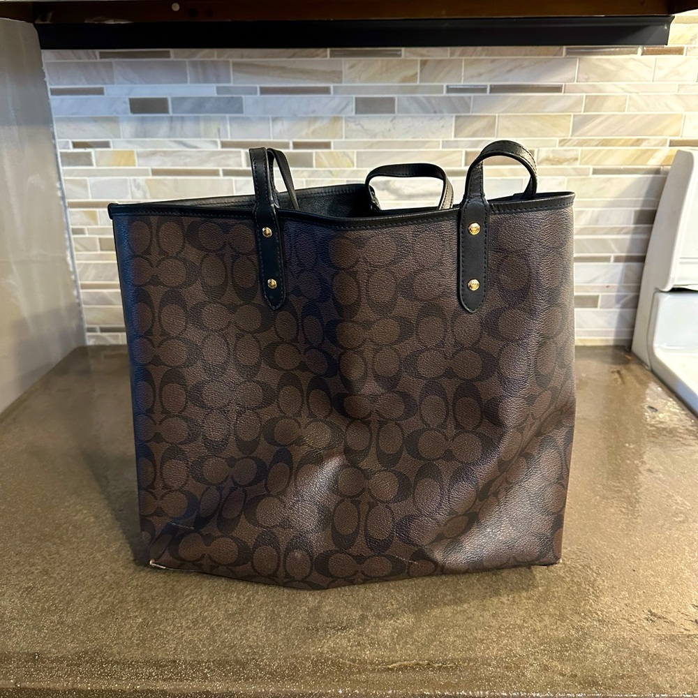 Coach City Tote in Signature Canvas